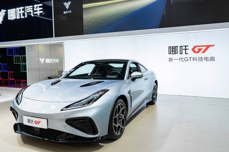 深圳272哪吒汽车在智能汽车领域的表现，领途汽车在新能源汽车市场中的影响力